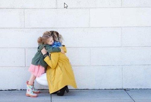7 (σοβαροί) λόγοι που δεν πρέπει ποτέ να αναγκάζουμε τα παιδιά να αγκαλιάσουν κάποιον